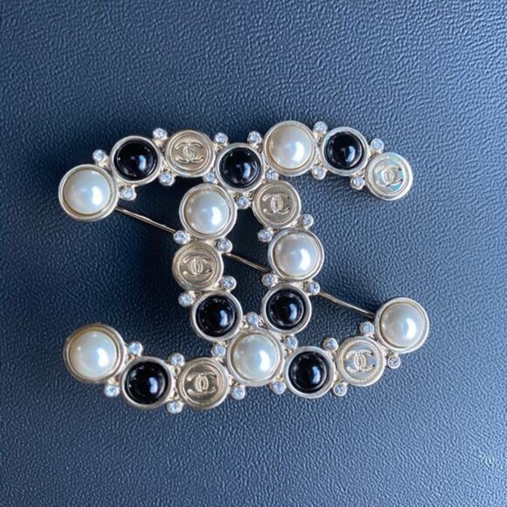 CHANEL Faux Pearls Onyx Gold Tone Authentic Elegant Brooch